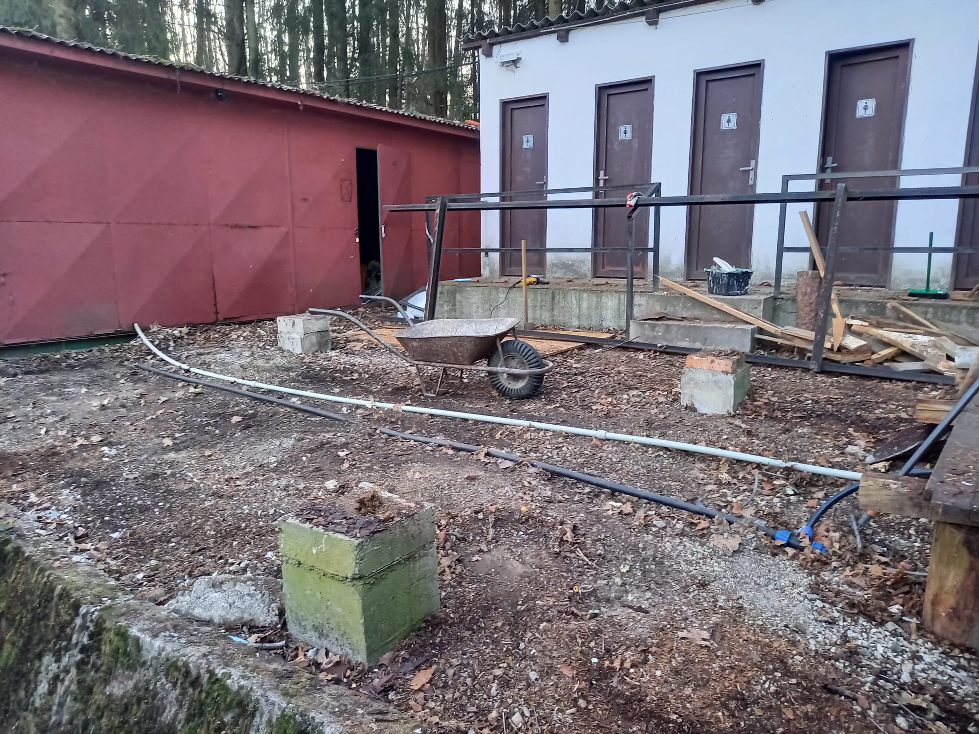 Rozebírání starých sprch Rozebírání starých sprch