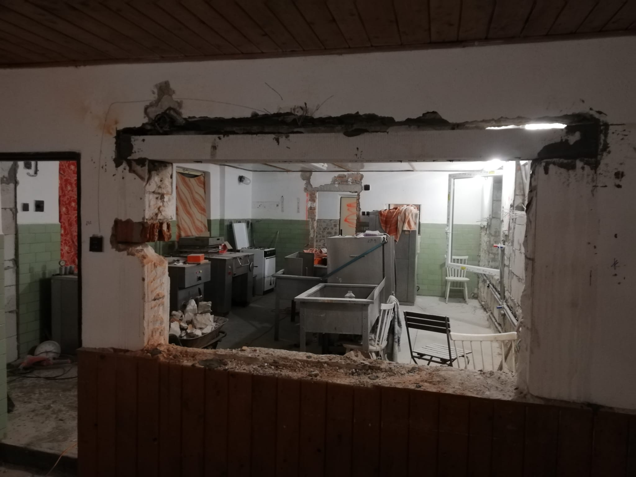 To bude ale parádní okno, tam se vejdeme To bude ale parádní okno, tam se vejdeme